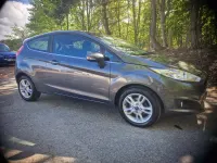 Usado Ford Fiesta Zetec 82 CV (60 kW) 2017 Gris Utilitario