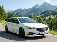 Used Vauxhall Insignia SRi 170 HP (125 kW) 2019 White Hatchback
