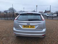 Usado Ford Focus Zetec 2009 Prateado Citadino