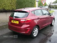 Usado Ford Fiesta Zetec 70 CV (51 kW) 2017 Rojo Utilitario