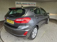 Usado Ford Fiesta Zetec 100 CV (73 kW) 2018 Gris Utilitario