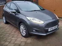 Usado Ford Fiesta Titanium 75 HP (55 kW) 2015 Cinzento Citadino