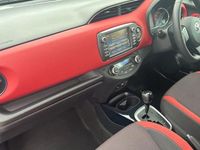 Used Toyota Yaris Hybrid 101 HP (74 kW) 2017 Red Hatchback
