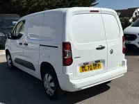 Begagnad Vauxhall Combo Sportive 100 HK (73 kW) 2021 Vit Minibuss