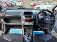 Gebraucht Toyota Aygo 67 PS (49 kW) 2011 Silber Kleinwagen