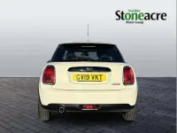 Usado Mini Cooper Classic 134 HP (98 kW) 2019 Branco Citadino