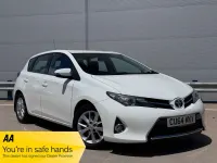 Used Toyota Auris 132 HP (97 kW) 2014 White Hatchback