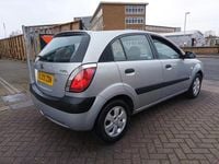 Begagnad Kia Rio 109 HK (80 kW) 2009 Silver Halvkombi
