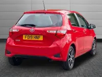 Begagnad Toyota Yaris 111 HK (81 kW) 2019 Röd Halvkombi
