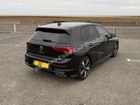 Begagnad VW Golf VIII R-line 2022 Svart Halvkombi