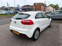 Used Kia Rio 107 HP (78 kW) 2014 White Hatchback