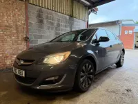 Usado Vauxhall Astra 2013 Gris Utilitario