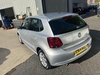 Usado VW Polo Edition 85 HP (62 kW) 2014 Prateado Citadino