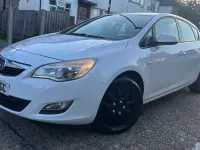 Used Vauxhall Astra 115 HP (84 kW) 2012 White Hatchback