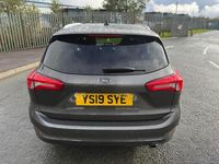Usado Ford Focus Zetec 120 CV (88 kW) 2019 Gris Familiar