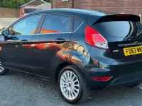 Begagnad Ford Fiesta Titanium 2014 Svart Halvkombi