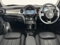 Begagnad Mini Cooper Exclusive 2023 Grön Halvkombi