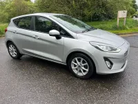 Usado Ford Fiesta Zetec 85 CV (62 kW) 2018 Plateado Utilitario