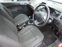 Usado Ford Fiesta Zetec 82 HP (60 kW) 2017 Vermelho Citadino