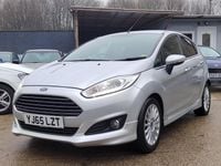 Usado Ford Fiesta Zetec 99 HP (72 kW) 2016 Prateado Citadino