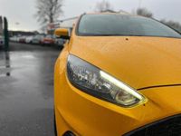 Used Ford Focus ST 185 HP (136 kW) 2016 Yellow Estate