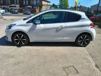 Second-hand Peugeot 208 Allure 82 CP (60 kW) 2016 Alb Hatchback