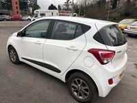 Used Hyundai i10 Premium 66 HP (48 kW) 2015 White Hatchback