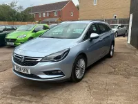 Usado Vauxhall Astra Elite 150 CV (110 kW) 2018 Plateado Familiar
