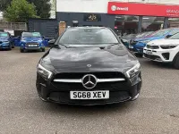 Begagnad Mercedes A180 2018 Svart Halvkombi