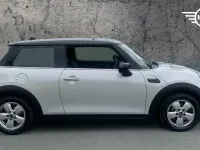 Usado Mini Cooper Classic 134 HP (98 kW) 2022 Prateado Citadino