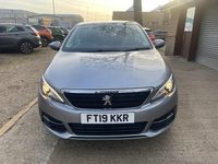 Usado Peugeot 308 Active 130 HP (95 kW) 2019 Cinzento Citadino