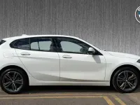Usado BMW 118 Sport Line 134 CV (98 kW) 2023 Blanco Utilitario