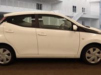 Begagnad Toyota Aygo X-play 2015 Vit Halvkombi