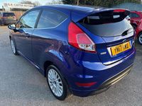 Usado Ford Fiesta Zetec 2017 Azul Citadino