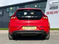 Käytetty Volvo V40 Momentum 2019 Punainen Viistoperä