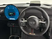 Usado Mini Cooper Hatch 113 kW (154 CV) 2025 Verde Utilitario