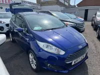 Usado Ford Fiesta Zetec 82 CV (60 kW) 2017 Azul Utilitario