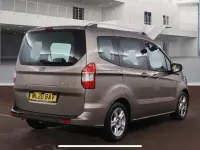 Usado Ford Tourneo Courier Zetec 100 CV (73 kW) 2020 Plateado Monovolumen