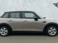 Usado Mini Cooper Classic 134 HP (98 kW) 2022 Cinzento Citadino