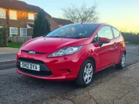 Usado Ford Fiesta 82 CV (60 kW) 2012 Rojo Utilitario