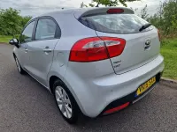 Begagnad Kia Rio 2015 Silver Halvkombi