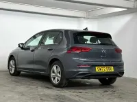Begagnad VW Golf VIII Life 110 HK (80 kW) 2022 Grå Halvkombi