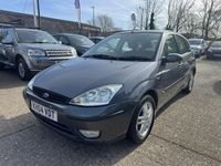 Usado Ford Focus Zetec 100 HP (73 kW) 2004 Cinzento Citadino