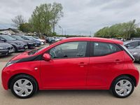 Begagnad Toyota Aygo X-play 69 HK (50 kW) 2017 Röd Halvkombi