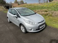 Usado Ford Fiesta Zetec 80 HP (58 kW) 2009 Prateado Citadino