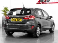 Usado Ford Fiesta Zetec 100 HP (73 kW) 2019 Cinzento Citadino