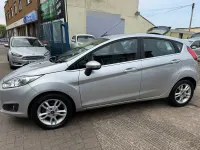 Usado Ford Fiesta Zetec 75 CV (55 kW) 2015 Plateado Utilitario