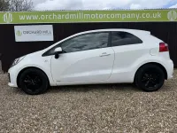 Begagnad Kia Rio 84 HK (61 kW) 2016 Vit Halvkombi