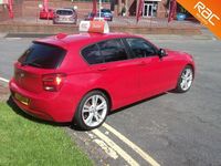 Usado BMW 118 Comfort Edition 141 CV (103 kW) 2012 Rojo Utilitario