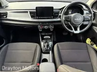 Begagnad Kia Rio 2022 Svart Halvkombi